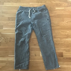 Mjukisbyxor - gråa Ralph Lauren mjukisbyxor i storlek M men passar även S! Otroligt sparsamt använda och i väldigt fint skick.