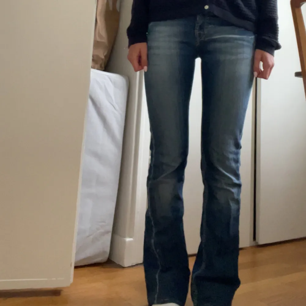 Bootcut jeans som har använts sparsamt, storlek 26. Jag står inte för postens slarv och frakt ingår ej💕. Jeans & Byxor.