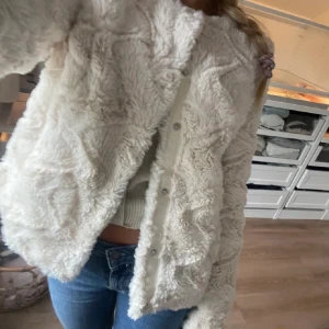 Pälsjacka vero moda - Säljer en pälsjacka i perfekt skick från vero moda perfekt till hösten.
