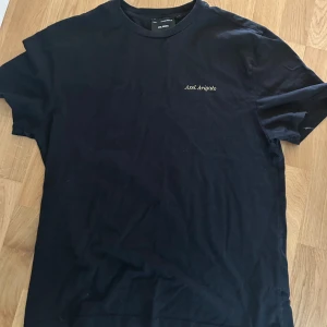 Axel arigato t shirt  - Väldigt snygg Axel arigato t shirt i toppskick. Inga fläckar, inga hål, ingen urtvättning. Storlek m, passat även s. 