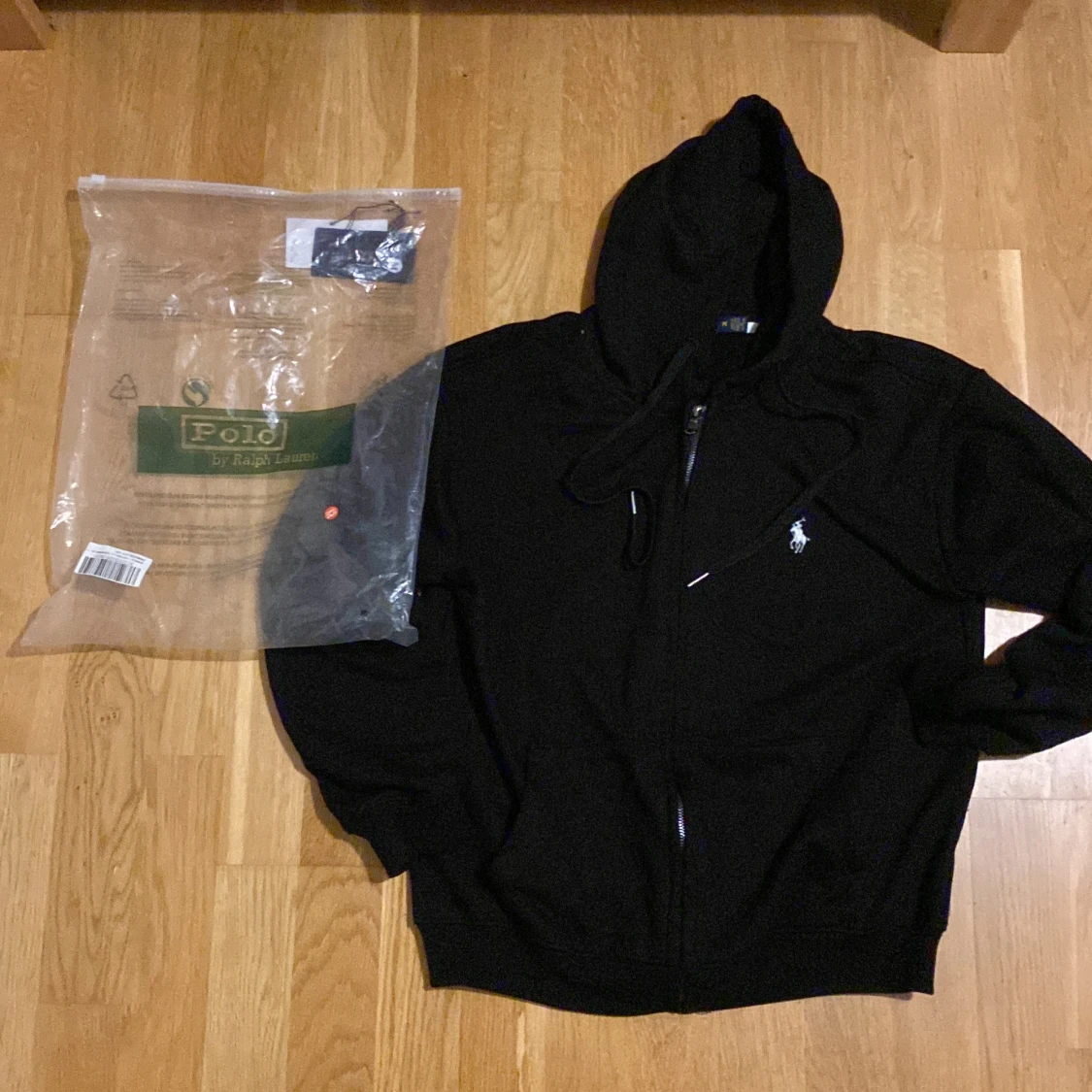 Svart polo zip