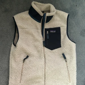 Patagonia väst  - Tja säljer denna väst fårn patagonia i ny skick. storleken är  L men Den är liten i storleken passar M 