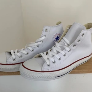 Converse high CT All Star Leather  - Vita höga ’Converse’skor i läder. Storlek 45. Oanvända.  Nypris: ca. 1000kr