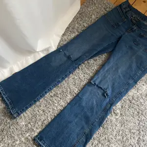 Snygga jeans med hål i 