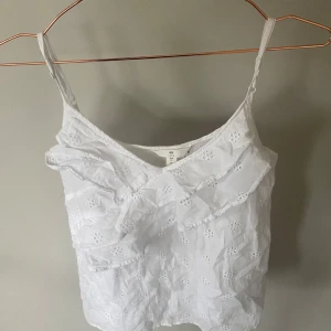 Topp - Vitt linne med volanger 