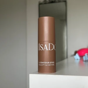 IsaDora Contour Stick i nyansen Dark Almond - Säljer en IsaDora Contour Stick i nyansen 34 Dark Almond. Perfekt för att skulptera och definiera ansiktet. Den är vegansk, kliniskt testad och fri från dofter. Superlätt att använda och ger ett naturligt resultat!💕precis ny inköpt💕orginalpris 150kr