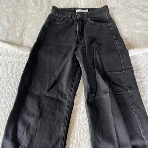 Säljer ett par svarta jeans från NA-KD. De har en klassisk femficksdesign och är i en wide modell Perfekta för vardagen