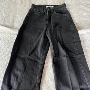 Svarta jeans från NA-KD - Säljer ett par svarta jeans från NA-KD. De har en klassisk femficksdesign och är i en wide modell Perfekta för vardagen
