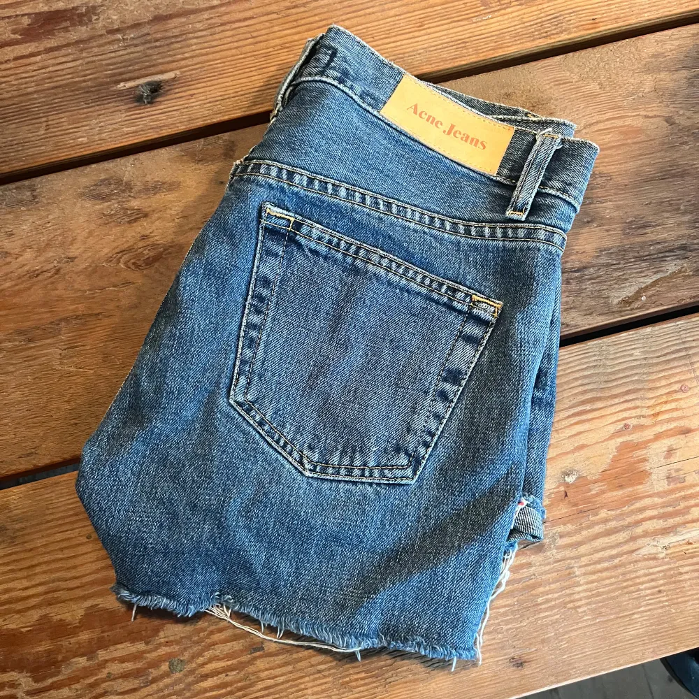 Jättesnygga jeansshorts från Acne Studios. I nyskick, storlek 27 men passar xs/s, 250kr☺️. Shorts.