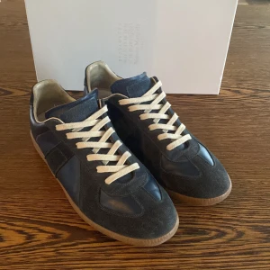 Maison Margiela GATs - Säljer mina navy margielas, använda men fortfarande i ett mycket bra skick. Fysiskt order bekräftelse finns måste bara leta upp det, allt original följer med (Visar på sista bilden). Pris kan diskuteras, skriv vid frågor!👏
