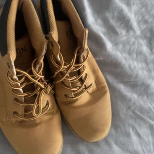 Vinson polo club kängor  - Hej, skorna är använd max 5 gånger skorna fungerar felfritt, och är i bra stuk, för mer info kontakt mig gärna, pris går att diskutera.