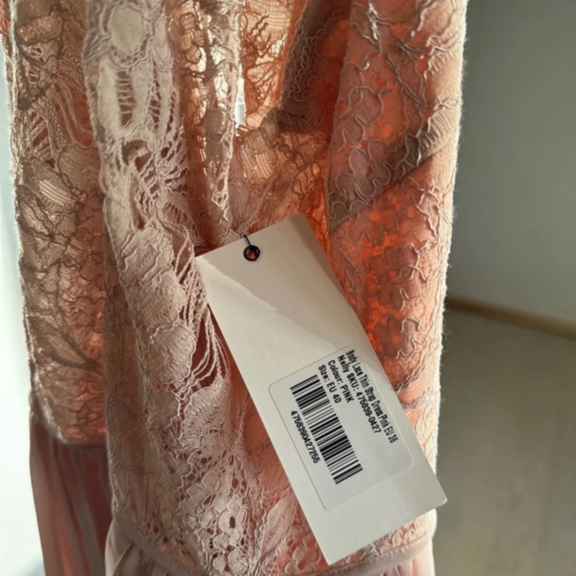 Ljusrosa långklänning från Rare London - 91