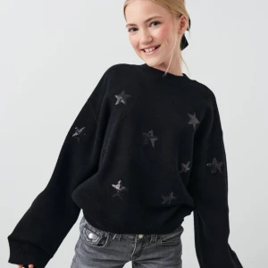 Stjärn tröja⭐️ - Skön och fin tjock tröja ifrån Gina Young i storlek 168/164 men är lite större i storleken och sitter jätte fint 💞 den är knappt använd heller säljer för 200kr🌸