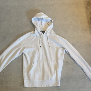 Jack & Jones hoodie - Stilren, snygg och enkel Jack & Jones hoodie. Skick 8/10 använd ett par gånger men i väldigt bra och välfungerande kvalite. Original pris 499.