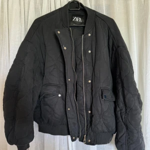 Quiltad jacka från Zara  - Supersnygg mörkgrå quiltad jacka från zara ❤️‍🔥 Storlek XS   
