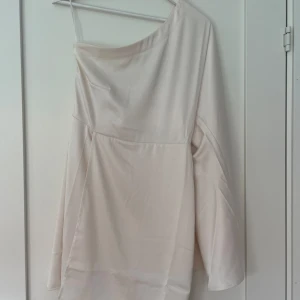Adoore Athen  - Inte använd, bara testad. Ny med prislapp. Jättefin off shoulder cremefärgad klänning. Perfekt till konfirmation, student, midsommar, whiteparty, mm. Jag tänkte ha den på studenten men jag hade en annan klänning  istället.