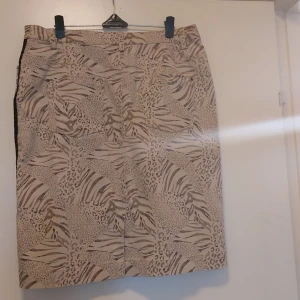 Kjol st 36 - Kjol st 36, i väldig bra skick, längd 55cm Bomull , pris 75kr