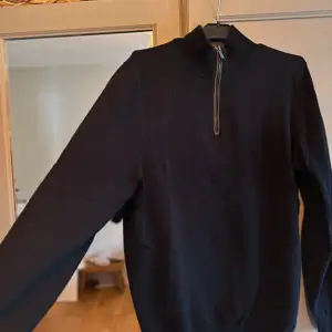 Marinblå stickad zip up tröja från Massimo Dutti. Storlek xs-s och unisex