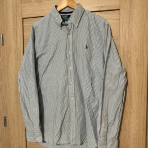 Ralph lauren Oxford skjorta - Fin skjorta från Ralph Lauren i Oxford modell. Slim fit. Storlek L! Perfekt skick! Skjortan sitter bra på mig som är 190cm. Pris kan diskuteras vid en snabb affär!