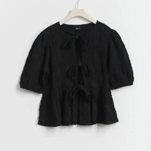 Blus Gina Tricot  - Säljer min fina blus med knytning från Gina Tricot då den inte kommer till användning 💞💞Storlek M men funkar även för S, i bra fint skick då den endast använts 2 gånger, pris kan diskuteras🙌🏼 🙌🏼