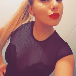 Sexig mesh body - En sexig delvis genomskinlig svart mesh body med prickigt mönster. Elegant design med en öppen ryggdetalj i mycket fin skick. Skulle inte rekommendera för byst större än C. Perfekt för festliga tillfällen!