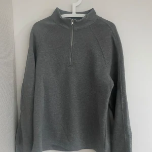 Half zip storlek m - Köpt från SHEIN för 200kr. Om du har andra frågor är det bara att skriva