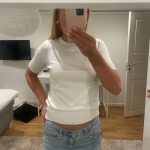 Stickad t-shirt  - En jättesnygg stickad T-shirt från zara. Använd få gånger och är i bra skick. Säljer på grund av att den inte kommer till användning, hör av dig vid frågor❤️