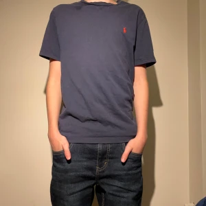 Polo t-shirt - En polo t-shirt i bra skick men har lite smuts på sig som går bort i tvätten Storlek 10-12 år passar någon 150-160 cm