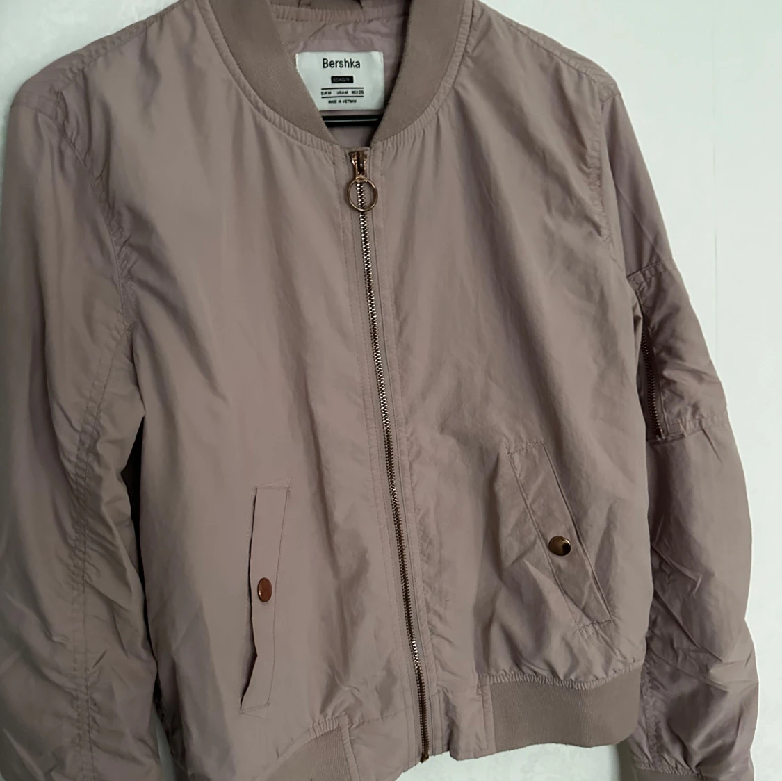 Beige bomberjacka från Bershka - 90