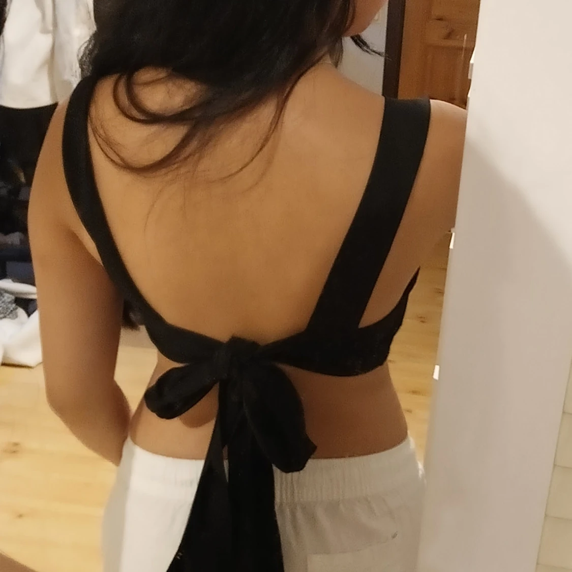 Svart ärmlös topp med knytning - 90