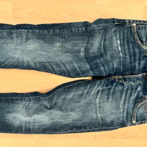 Riktigt feta Jack and Jones jeans med slitningar - Ett par riktigt feta Jack and Jones slim Glenn jeans med slitningar . Jeansen är i skick 9/10 alltså använda några gånger men inga defekter. Nypris är ungefär 1000kr och mitt pris är 400kr men kan diskuteras vid snabb affär , hör av er vid frågor😃