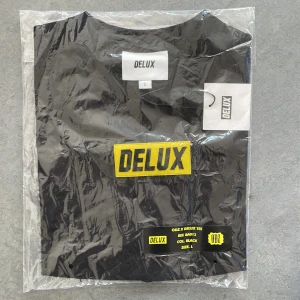 ODZ/DELUX Crop Top - En ODZ crop top som gjorts i samarbete med DELUX. Oanvänd och ligger fortfarande i orginalförpackning. Limited edition.  Liten i storleken. Skulle säga att den är mer som en Medium. 