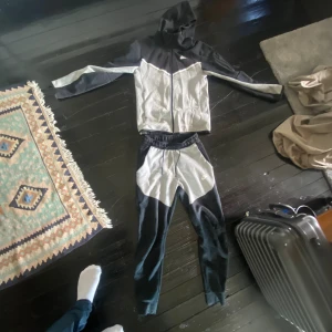 Nike tech fleece - Skick 9/10 användt fåtal gånger storlek xs säljes på grund av att de e för smått 1100 för hela sättet Pris ej hugget i sten!