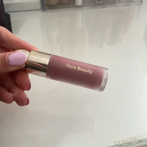 Rare beauty blush  - Säljer denna blush från rare beauty då den inte kommer till användning, den är i färgen encourage och det är ca 70% kvar (full size)💕. Nypris 480kr