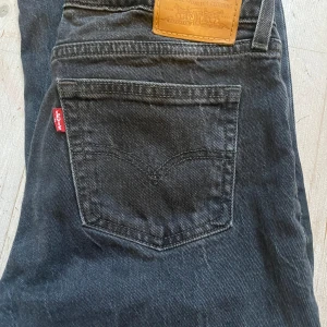 Levis jeans - Säljer dessa jätte fina Levis då det inte kommer till andvänding dem är i ny skick💗 Mått är 39 tvärs över midjan och 83 innerbenslängd