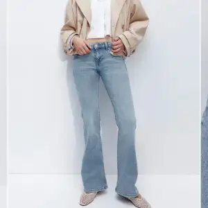 Helt perfekta och nya med prislappen på, gråa lågmidjade bootcut jeans!😍i storlek 46 men passar mig som vanligtvis har 40/42👏🏼dock fel längd😭(det var bättre bilder på de ljusblå jeansen men det är den gråa färgen på sista bilden som jag säljer) 