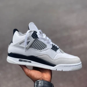 Jordan 4 Military Black - Säljer Jordan 4 Military Black  Size 44 Pris : Bud från 3500kr Köp nu pris : 4000kr  Äkthetsbevis finns vid behov  Kan fraktas eller hämtas upp