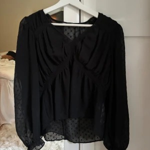 Snygg v-ringad genomskinlig blus från zara - Snygg topp från zara som är lätt genomskinlig med prickar. Lagom v-ringning och passar mig perfekt som är 162.