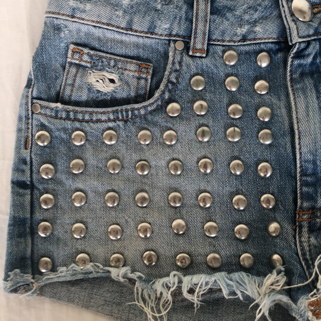 Jeanshorts med nitar - 90