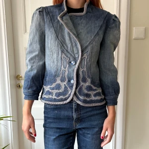 Unik vintage jeansjacka med detaljer - Jeansjacka i storlek S med fantastiska detaljer, perfekt back to school jacket eller över en klänning på sommaren.