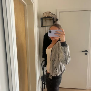 Bombarjacka - Bombarjacka från weekday med en cool jeanstvätt