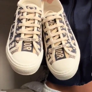 Dior sneakers - Säljer nu mina älskade dior sneakers, köptes här på Plick. Väl använda men går självklart att rengöra bättre + tvätta skosnören. Pris kan diskuteras. Skulle också säga att ni som vanligtvis har 38 hade dessa också passat! Hör av er vid frågor❤️