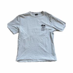 stussy t-shirt  - stussy t-shirt i storlek XL men passar som L 