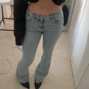 Lågmidjade jeans  - Supersköna och fina lågmidjade jeans från bikbok💕 använda fåtal gånger så bra skick! Nypris 699kr