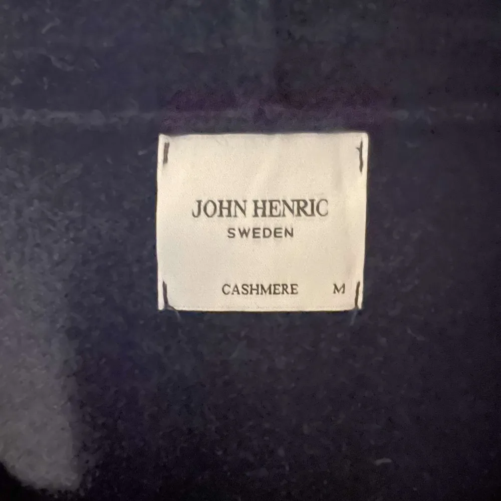 Säljer denna rikigt fina John Henric 100% cashmere zip tröja. Den är använd få tal gånger och har inga defekter! Pris kan diskuteras vid änkel affär! Storlek M Bara att höra av er vid frågor . Tröjor & Koftor.