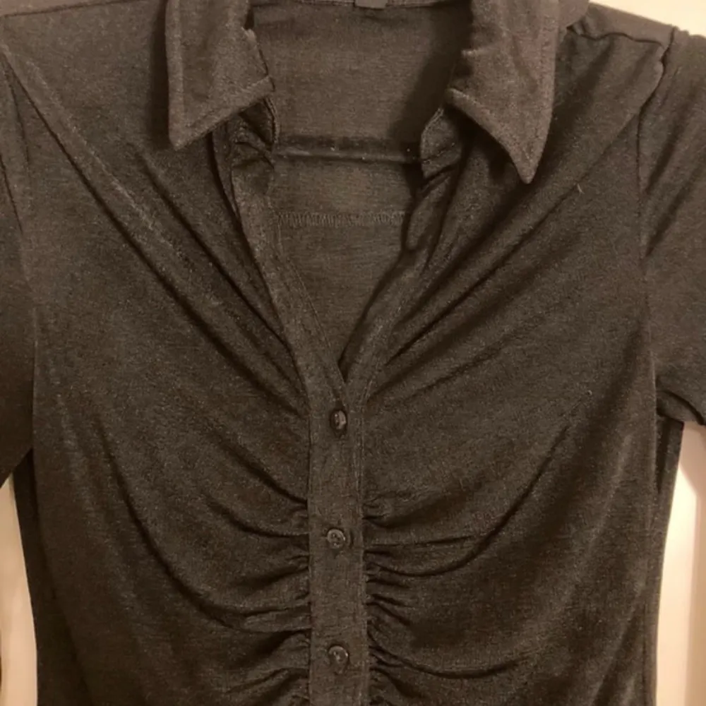 Extremt fin topp från newyorker i storlek M. Den som glittrar i ljuset och är justerbar i armarna och jätte skönt material. Den säljs för den inte passar min byst så bra!💕. Neuletakit & Villapaidat.