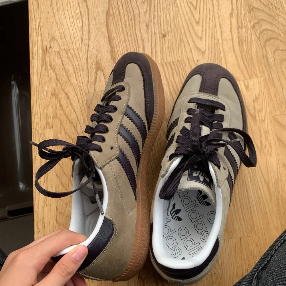 Adidas sambas i väldigt bra skick jag har andvända de ett fåtal gånger, säljer för att de är för små, den vänstra skon har en vattenskada från när jag försökte tvätta dom och därför är materialet lite mörkare (se sista bilden) pris kan diskuteras.. Skor.