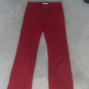 Los Waits röda byxor  - Säljer dessa supersnygga jeans/byxor från Bonpoint pga att de är försmå. Dem är knappt använda och är i bra skick. Dem är i storlek 14 år med de är ganska små i storlekarna. 