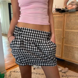 Super snygg kjol - Säljer vidare en kjol jag köpte här på Plick då den var för liten för mig!! Bilderna är lånade ❤️❤️