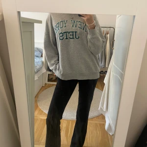 oversize grå sweatshirt  - Säljer denna super sköna oversize sweatshirten från hm! använd några gånger, bra skick💕